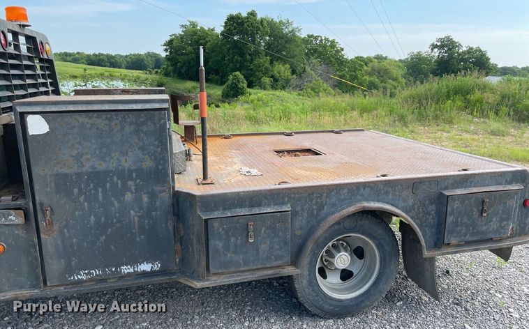 image for item NB9056 2009 Chevrolet Silverado 3500HD  flatbed pickup truck