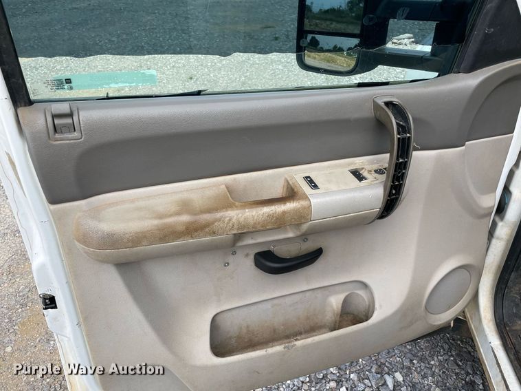 image for item NB9056 2009 Chevrolet Silverado 3500HD  flatbed pickup truck