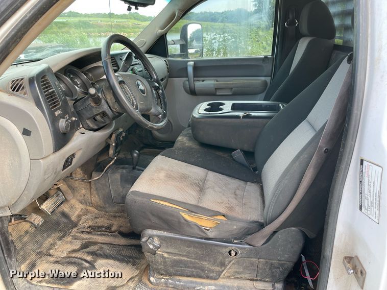 image for item NB9056 2009 Chevrolet Silverado 3500HD  flatbed pickup truck