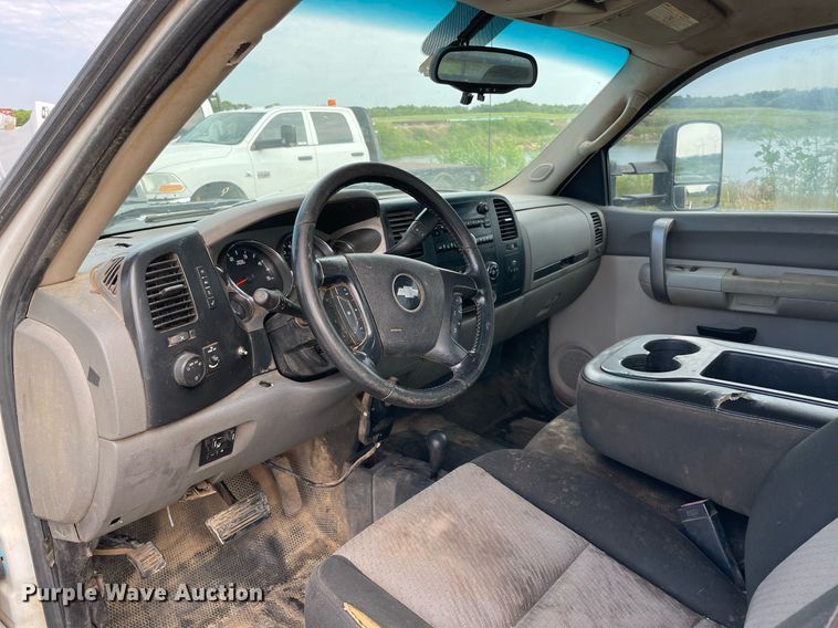 image for item NB9056 2009 Chevrolet Silverado 3500HD  flatbed pickup truck