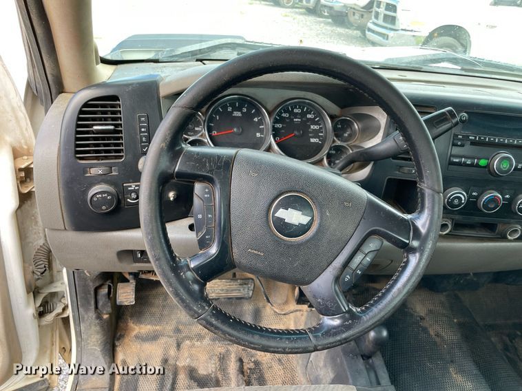 image for item NB9056 2009 Chevrolet Silverado 3500HD  flatbed pickup truck