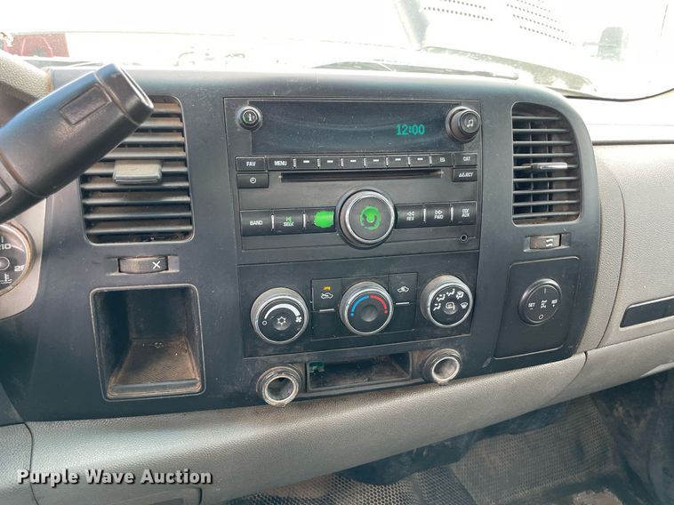 image for item NB9056 2009 Chevrolet Silverado 3500HD  flatbed pickup truck