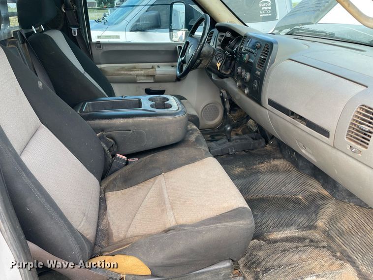 image for item NB9056 2009 Chevrolet Silverado 3500HD  flatbed pickup truck