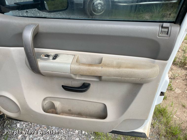 image for item NB9056 2009 Chevrolet Silverado 3500HD  flatbed pickup truck