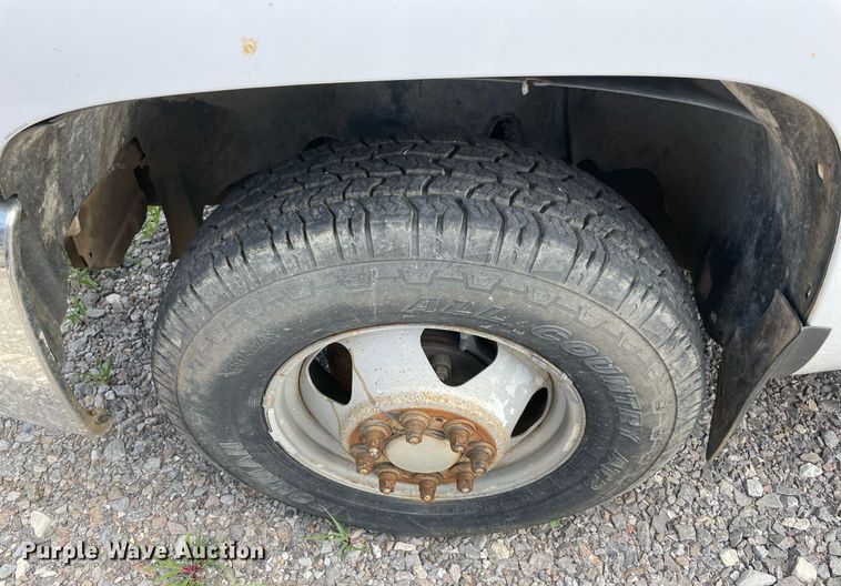 image for item NB9056 2009 Chevrolet Silverado 3500HD  flatbed pickup truck