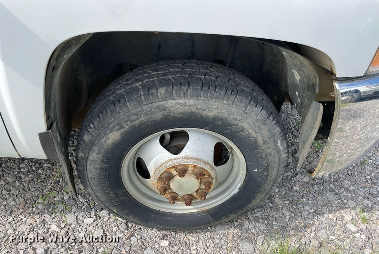 image for item NB9056 2009 Chevrolet Silverado 3500HD  flatbed pickup truck