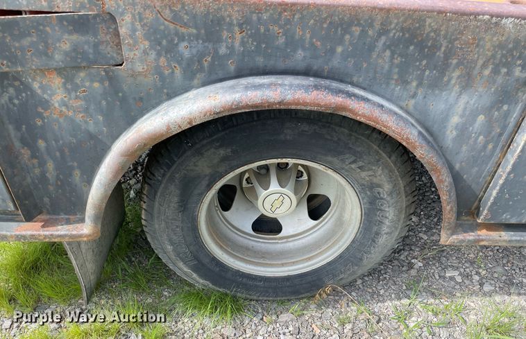 image for item NB9056 2009 Chevrolet Silverado 3500HD  flatbed pickup truck