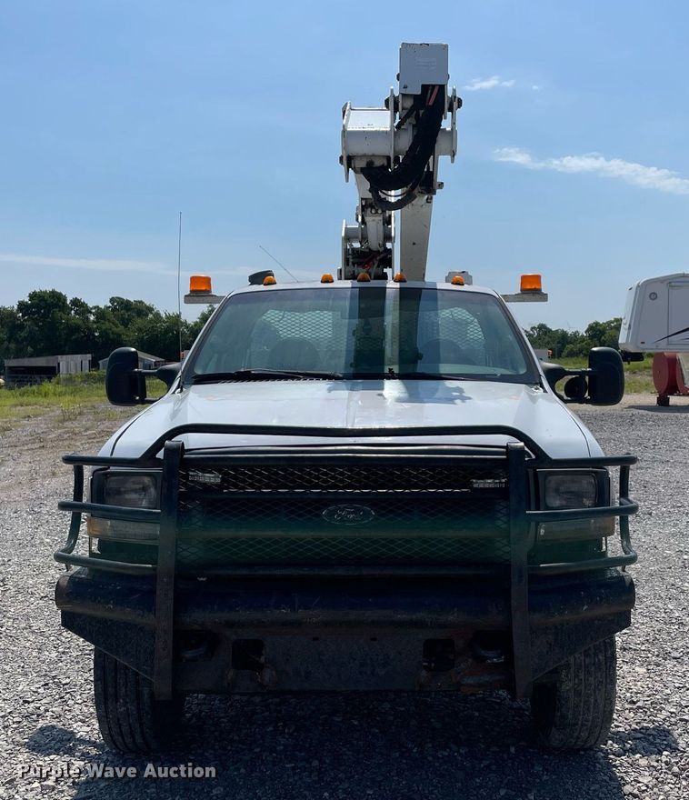 image for item NB9058 2004 Ford F550 Super Duty  bucket truck