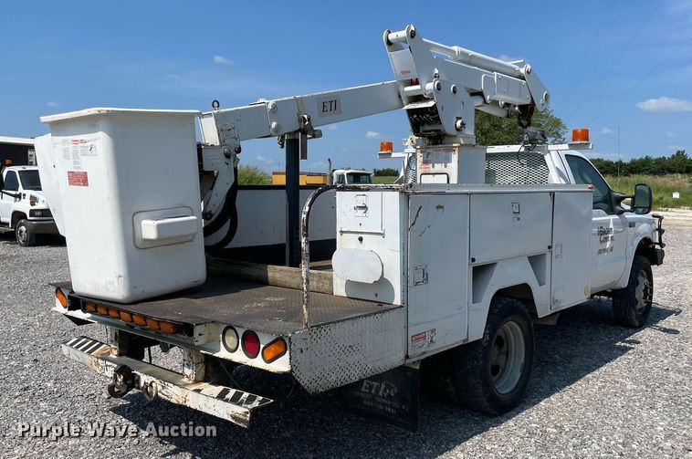 image for item NB9058 2004 Ford F550 Super Duty  bucket truck