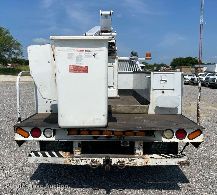 image for item NB9058 2004 Ford F550 Super Duty  bucket truck