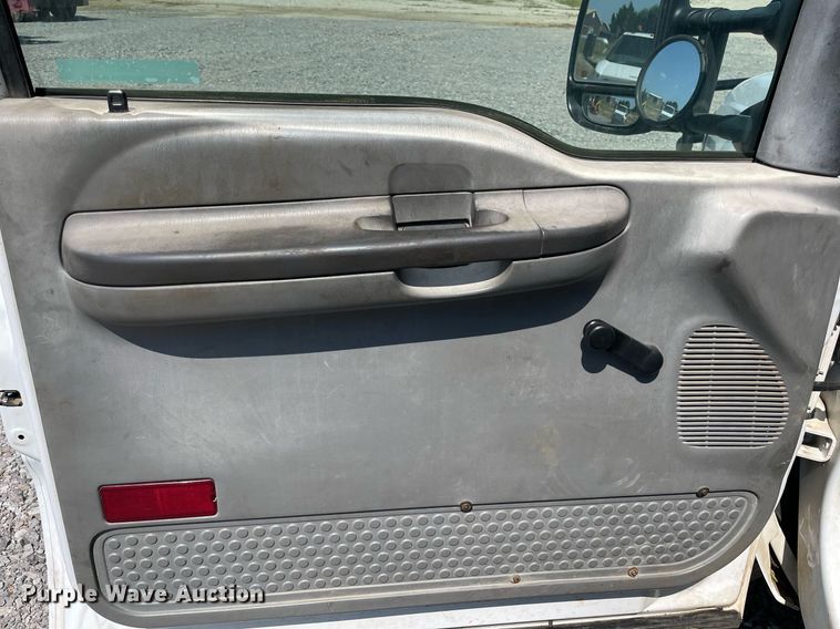 image for item NB9058 2004 Ford F550 Super Duty  bucket truck