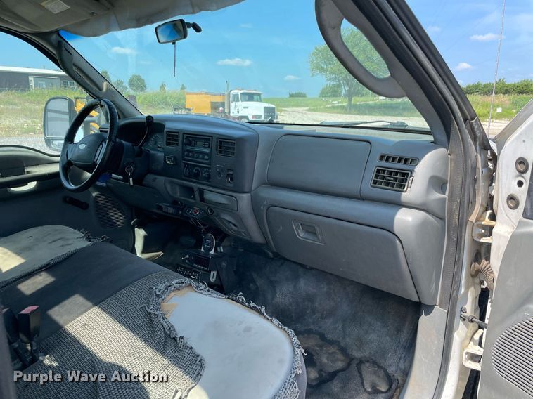 image for item NB9058 2004 Ford F550 Super Duty  bucket truck