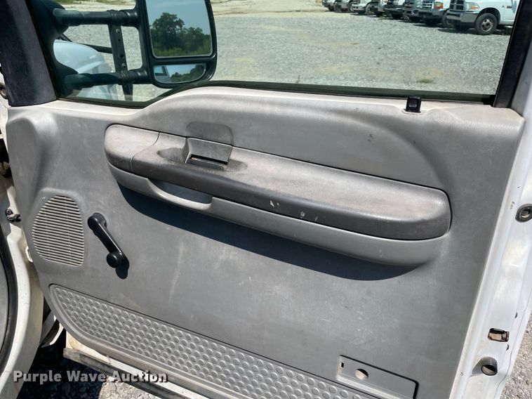 image for item NB9058 2004 Ford F550 Super Duty  bucket truck