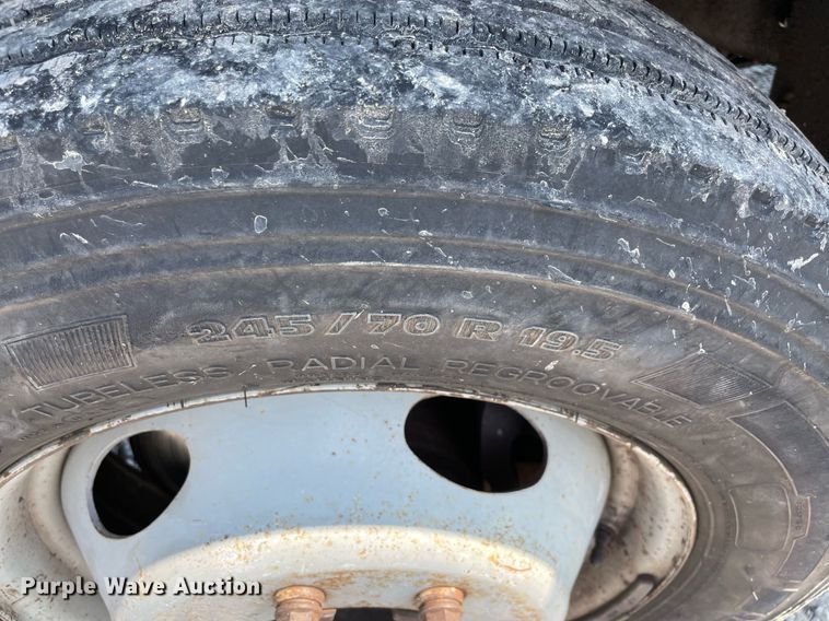 image for item NB9058 2004 Ford F550 Super Duty  bucket truck