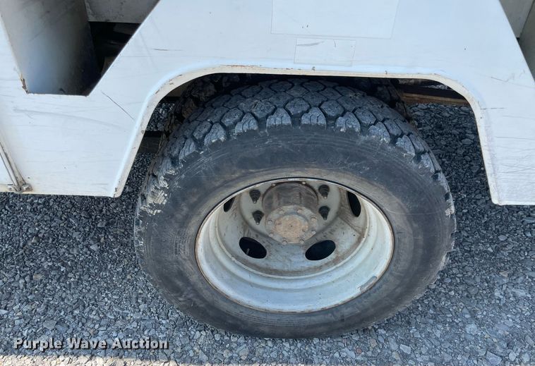 image for item NB9058 2004 Ford F550 Super Duty  bucket truck