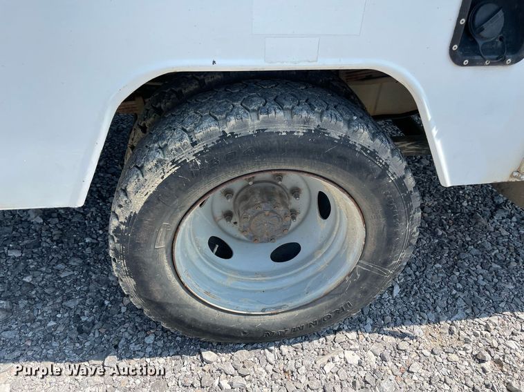 image for item NB9058 2004 Ford F550 Super Duty  bucket truck