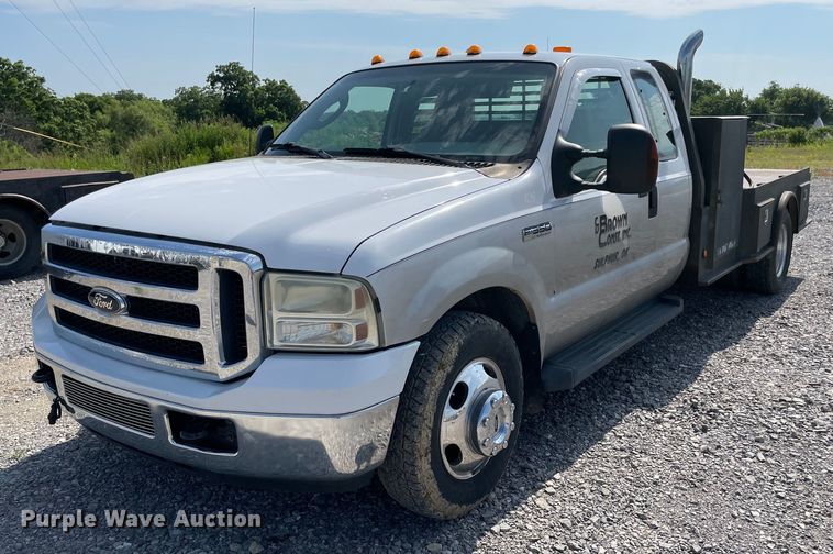 image for item NB9062 2006 Ford F350 Super Duty  SuperCab flatbed pickup truck
