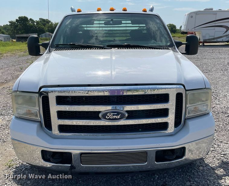 image for item NB9062 2006 Ford F350 Super Duty  SuperCab flatbed pickup truck