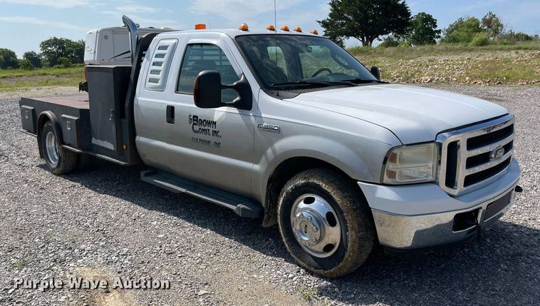 image for item NB9062 2006 Ford F350 Super Duty  SuperCab flatbed pickup truck