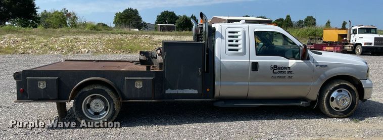 image for item NB9062 2006 Ford F350 Super Duty  SuperCab flatbed pickup truck