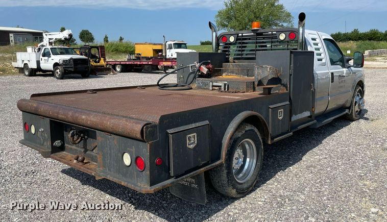 image for item NB9062 2006 Ford F350 Super Duty  SuperCab flatbed pickup truck