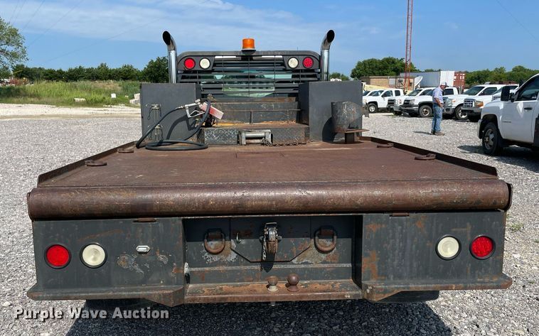 image for item NB9062 2006 Ford F350 Super Duty  SuperCab flatbed pickup truck