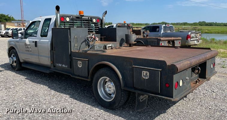 image for item NB9062 2006 Ford F350 Super Duty  SuperCab flatbed pickup truck