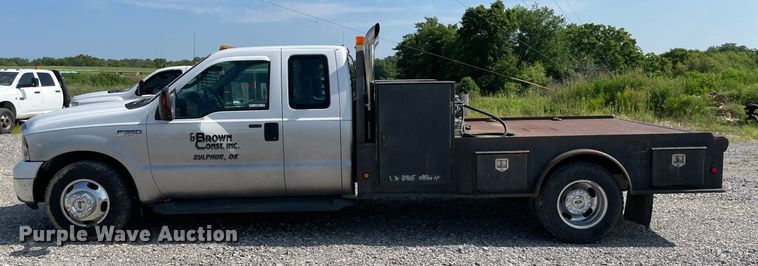 image for item NB9062 2006 Ford F350 Super Duty  SuperCab flatbed pickup truck