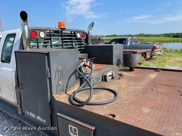 image for item NB9062 2006 Ford F350 Super Duty  SuperCab flatbed pickup truck