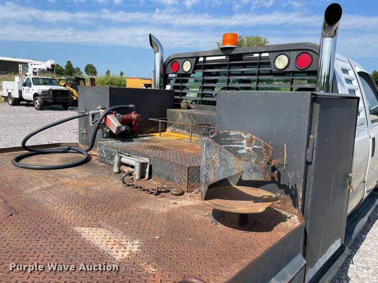 image for item NB9062 2006 Ford F350 Super Duty  SuperCab flatbed pickup truck