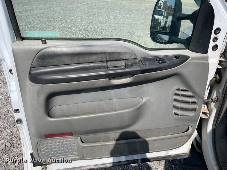 image for item NB9062 2006 Ford F350 Super Duty  SuperCab flatbed pickup truck