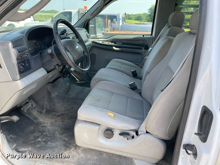 image for item NB9062 2006 Ford F350 Super Duty  SuperCab flatbed pickup truck