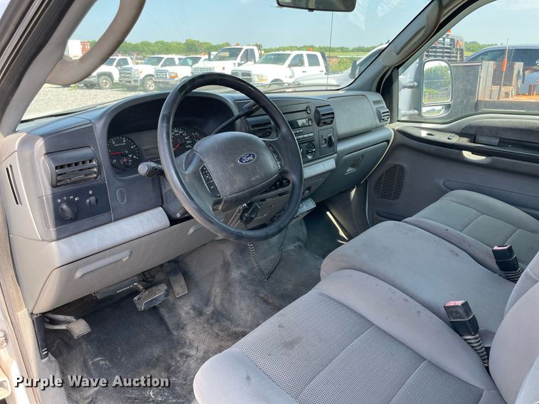 image for item NB9062 2006 Ford F350 Super Duty  SuperCab flatbed pickup truck