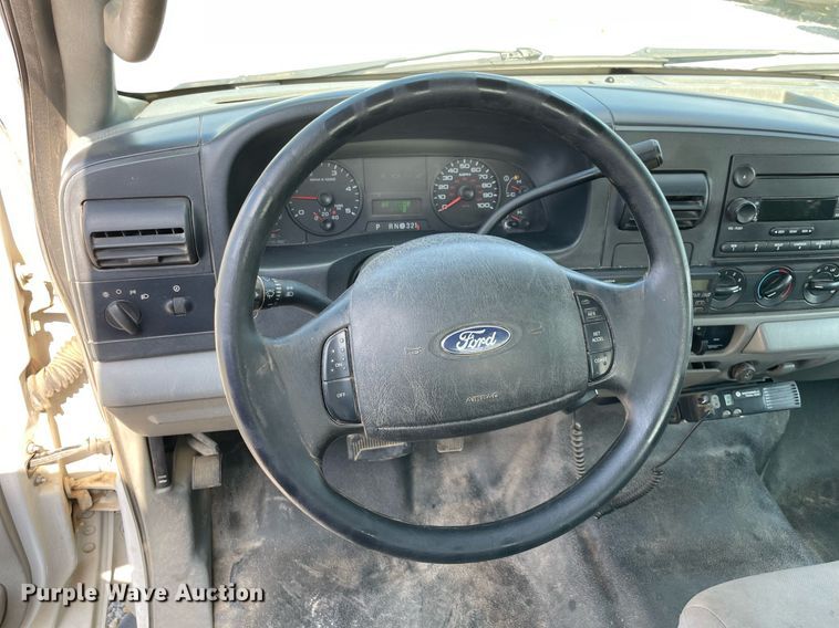 image for item NB9062 2006 Ford F350 Super Duty  SuperCab flatbed pickup truck