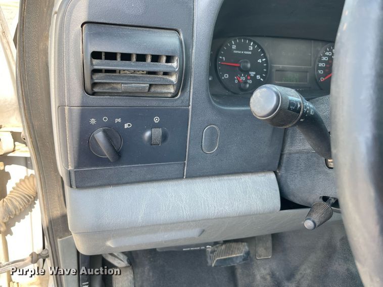 image for item NB9062 2006 Ford F350 Super Duty  SuperCab flatbed pickup truck