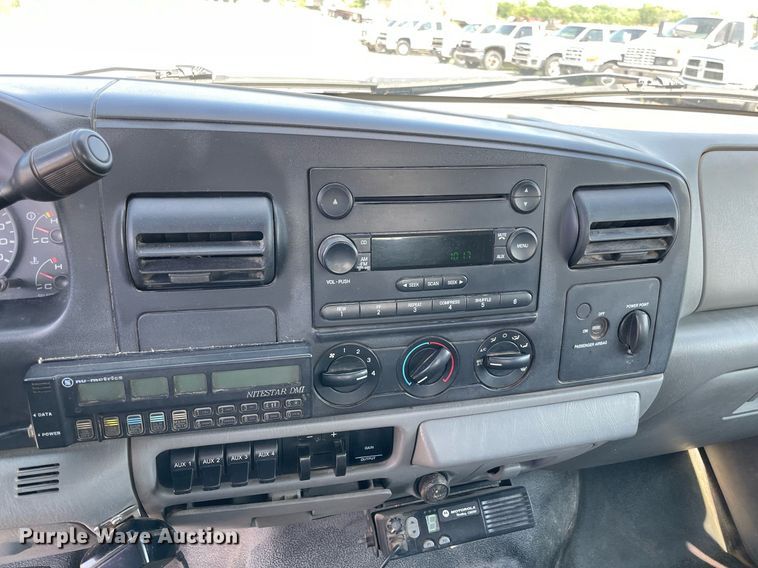 image for item NB9062 2006 Ford F350 Super Duty  SuperCab flatbed pickup truck