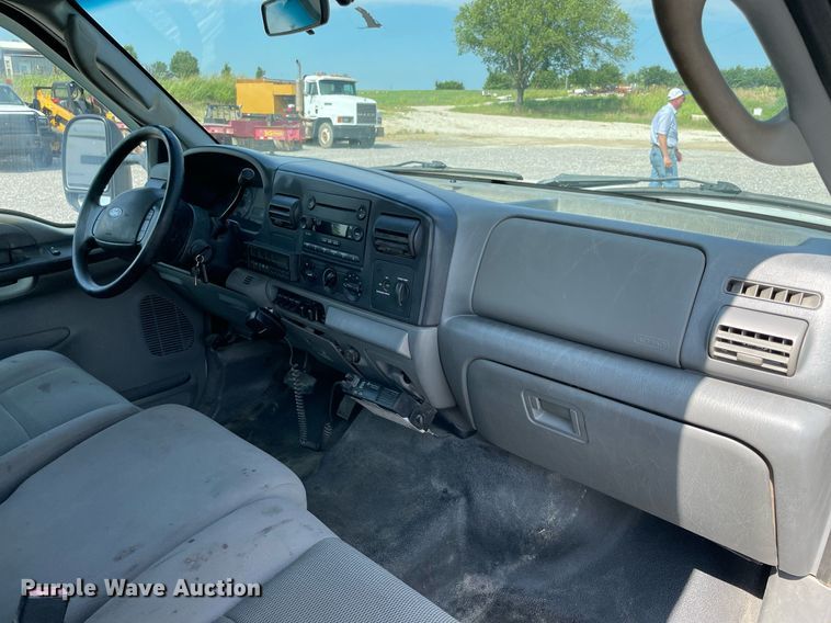 image for item NB9062 2006 Ford F350 Super Duty  SuperCab flatbed pickup truck