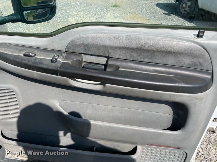 image for item NB9062 2006 Ford F350 Super Duty  SuperCab flatbed pickup truck