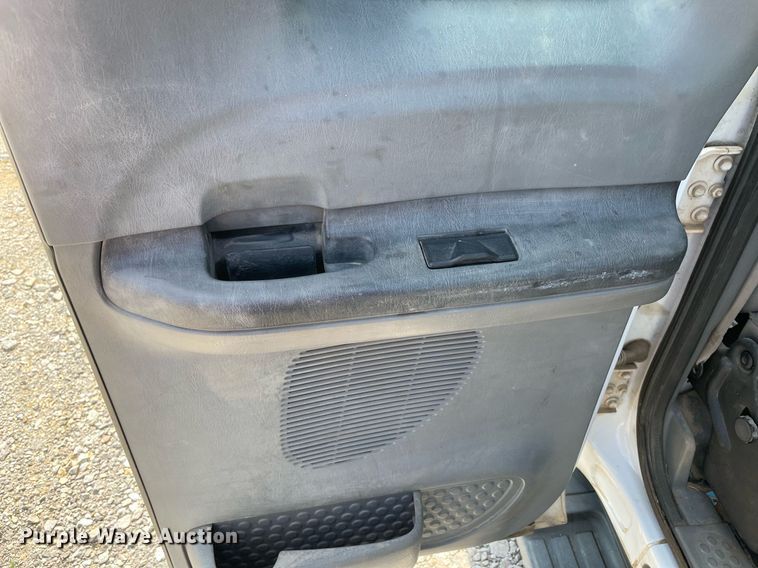 image for item NB9062 2006 Ford F350 Super Duty  SuperCab flatbed pickup truck