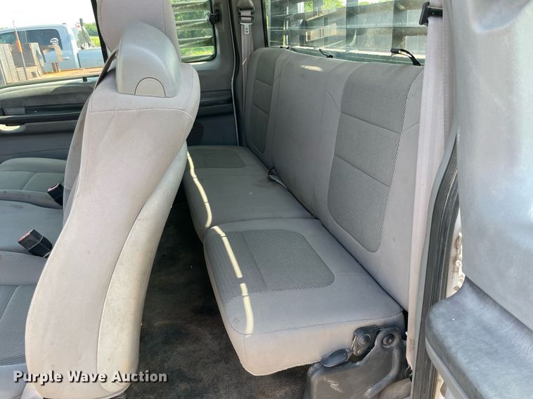 image for item NB9062 2006 Ford F350 Super Duty  SuperCab flatbed pickup truck