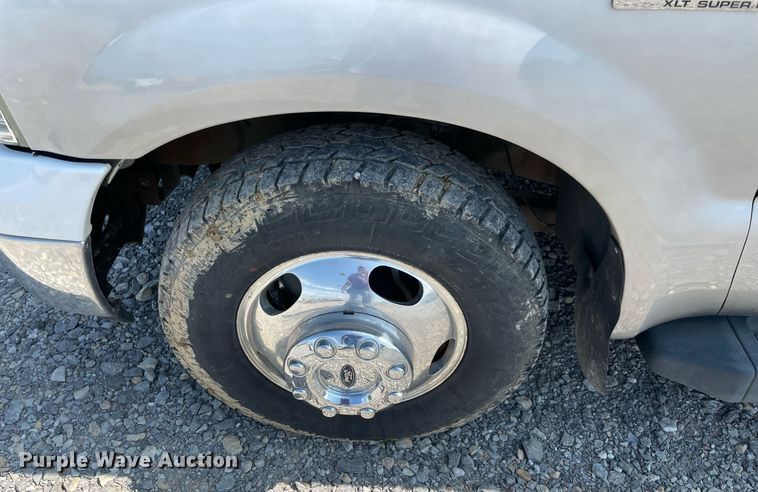 image for item NB9062 2006 Ford F350 Super Duty  SuperCab flatbed pickup truck