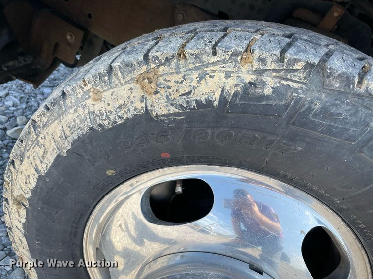 image for item NB9062 2006 Ford F350 Super Duty  SuperCab flatbed pickup truck