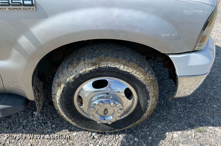 image for item NB9062 2006 Ford F350 Super Duty  SuperCab flatbed pickup truck