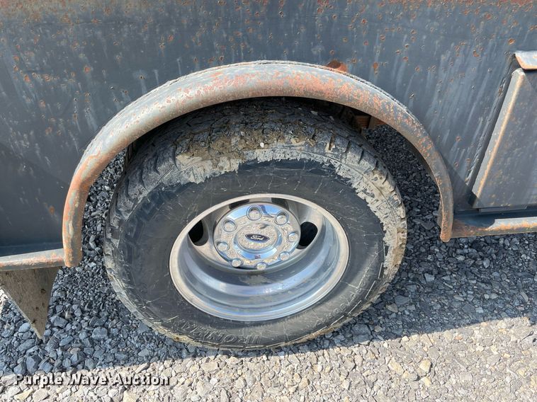 image for item NB9062 2006 Ford F350 Super Duty  SuperCab flatbed pickup truck