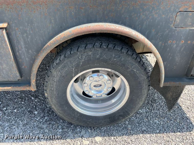 image for item NB9062 2006 Ford F350 Super Duty  SuperCab flatbed pickup truck