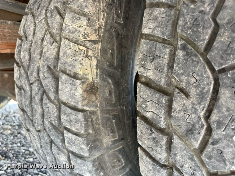 image for item NB9062 2006 Ford F350 Super Duty  SuperCab flatbed pickup truck