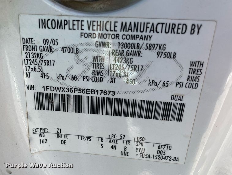 image for item NB9062 2006 Ford F350 Super Duty  SuperCab flatbed pickup truck