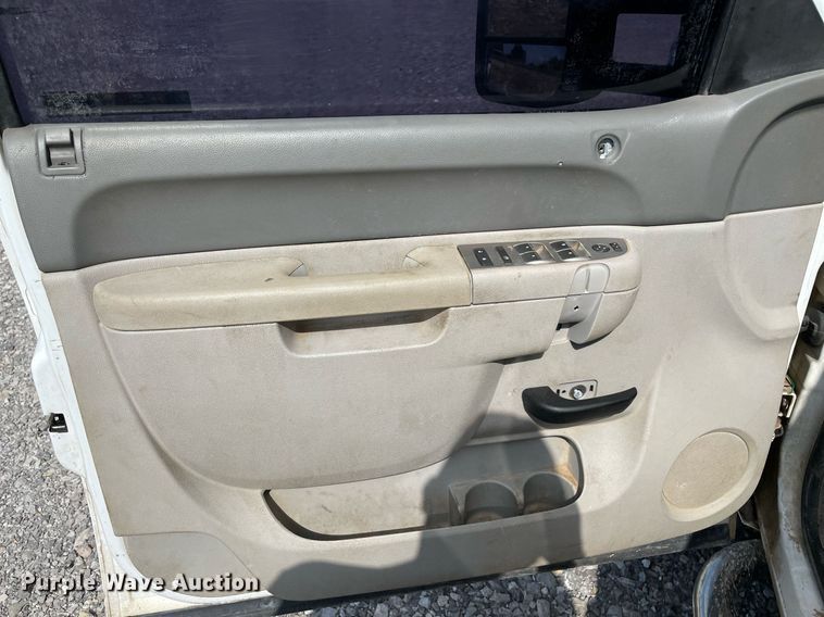 image for item NB9063 2011 GMC Sierra 3500HD  Crew Cab flatbed pickup truck