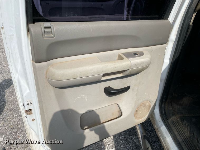 image for item NB9063 2011 GMC Sierra 3500HD  Crew Cab flatbed pickup truck