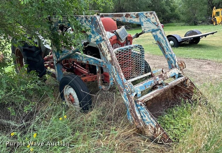 image for item NE9055 Ford 4000  tractor
